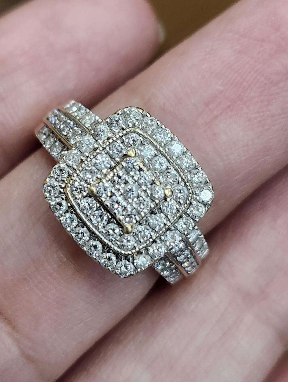 10k Gold Ring With 1.5 Carat Natural Diamond .